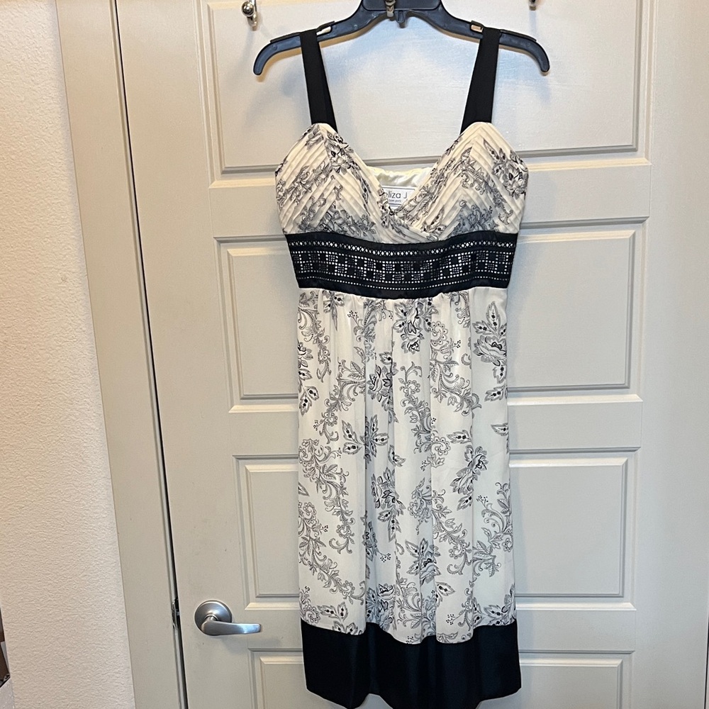 Eliza J women’s Elegant Black & White Patterned Dress babydoll Y2K Sz 8 wedding